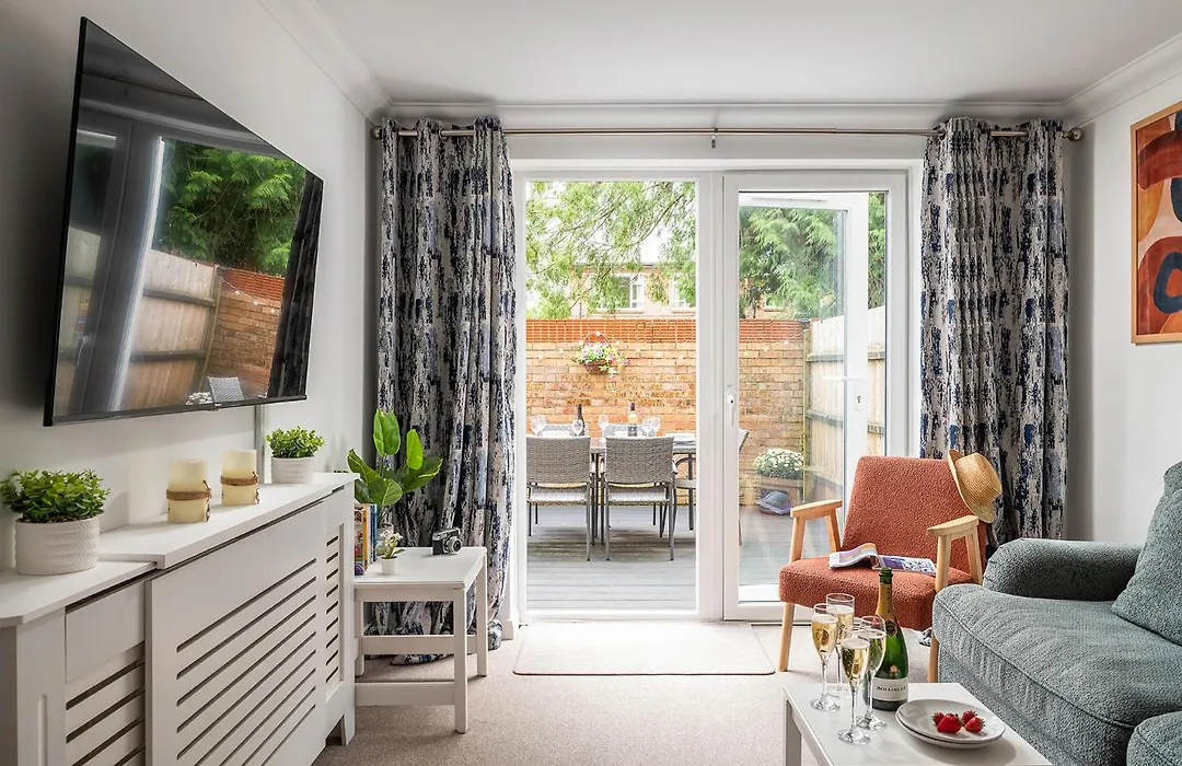 Modern, Comfy Town Centre Gem, Near Beach, Parking-1