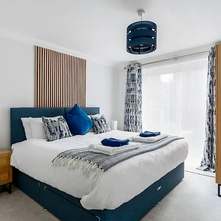 Modern, Comfy Town Centre Gem, Near Beach, Parking-3