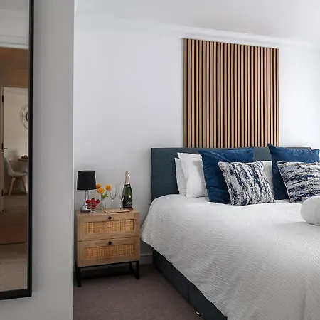Modern, Comfy Town Centre Gem, Near Beach, Parking-2
